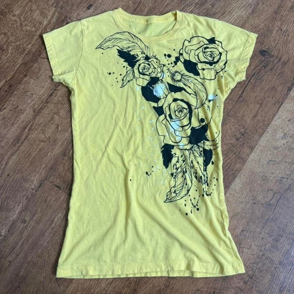 Y2K Yellow graphic t shirt with black and white rose accents.
